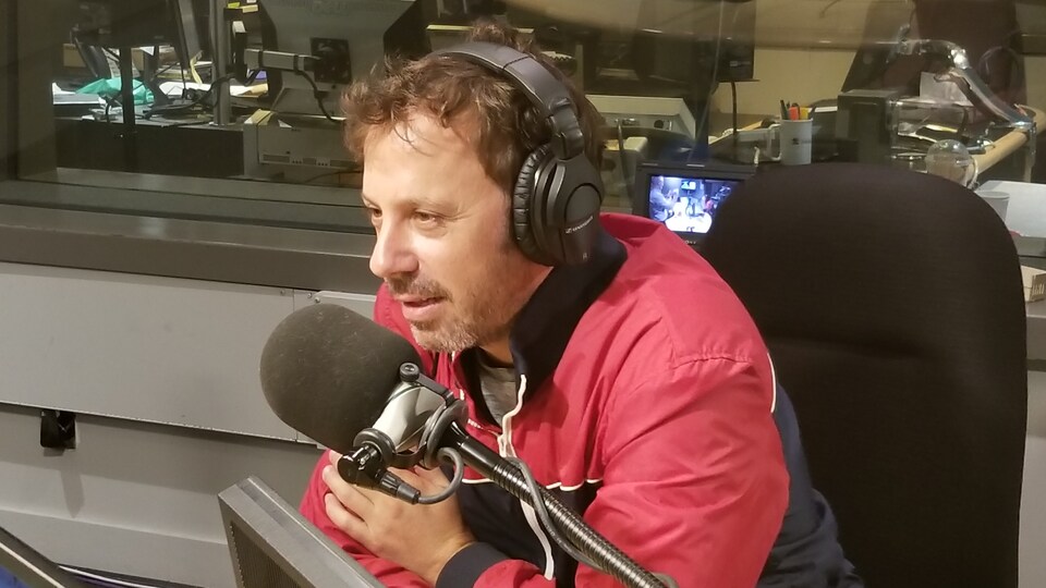 Un homme devant un micro, Yona Rozenkier