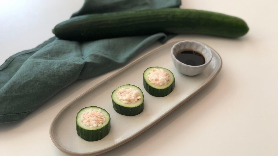 Une assiette de "sushis" à base de tranches de concombre et un concombre entier.