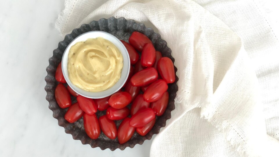 Un plat de tomates accompagné d'une mayonnaise maison