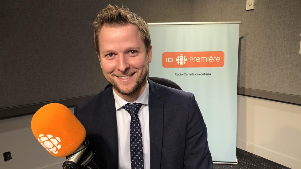 Le conseiller juridique Alexandre Blanchard sourit à la caméra.