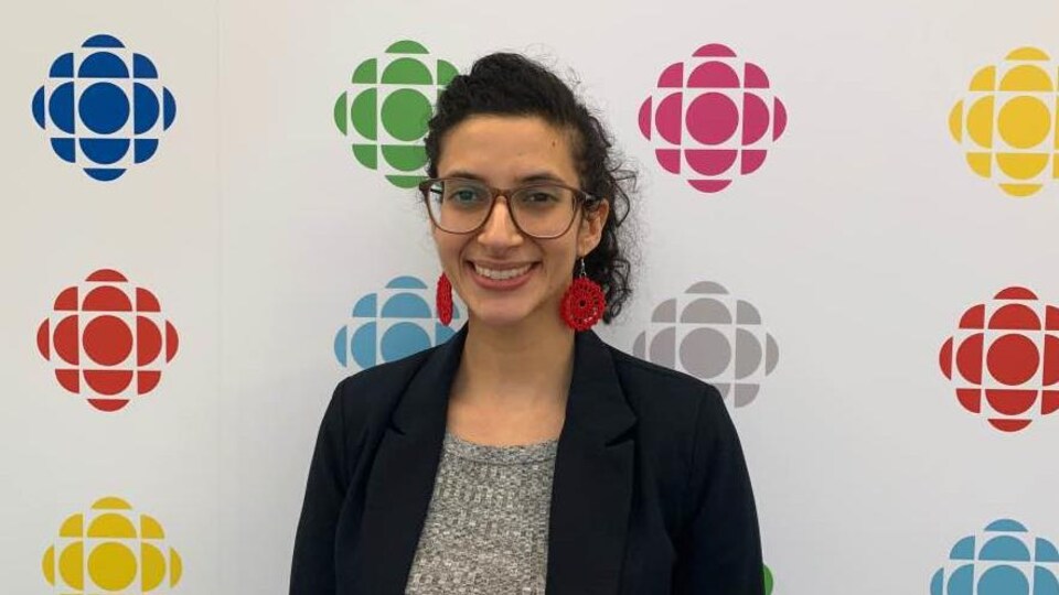 Anita Abbasi aux studios d'ICI Toronto.