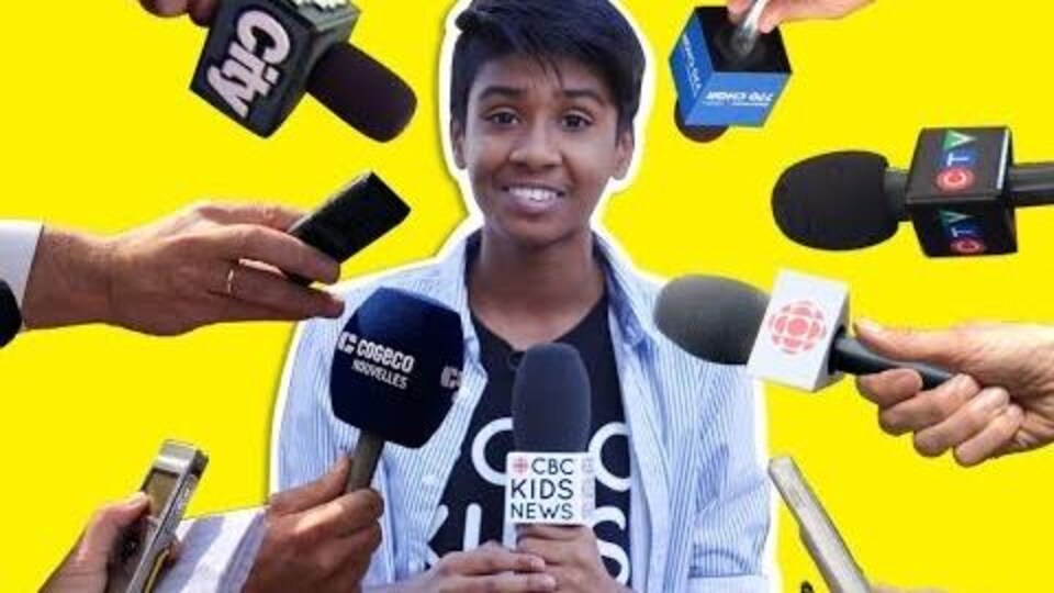 Un montage photo où plusieurs micros sont pointés vers un jeune homme souriant.