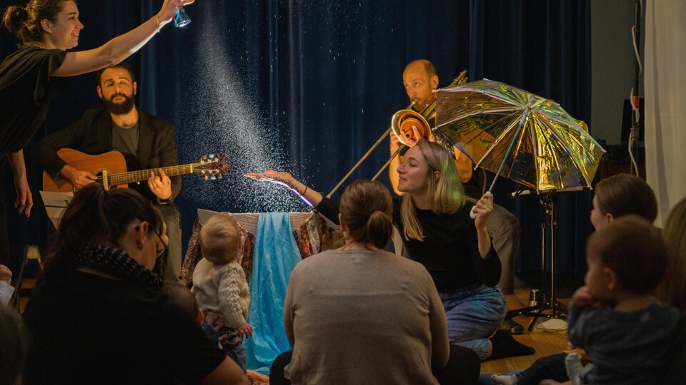 Anna et Chance du spectacle "As We Grow" présentent leur numéro.