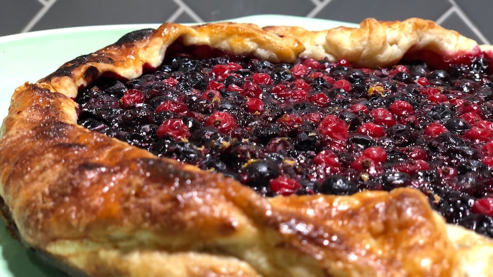 Une tarte rustique aux baies de cassis et aux gadelles.