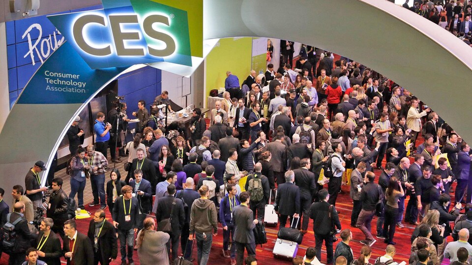 Une foule de visiteurs accèdent au site du Consumer Electronics Show de 2019.