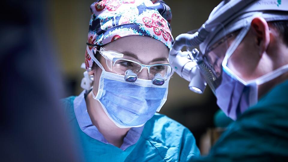 La Dre Julie-Hallet, chirurgienne-oncologue à l'Hôpital Sunnybrook, dans une salle d'opération