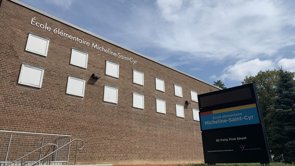 Devant de l'École élémentaire Micheline-Saint-Cyr, à Etobicoke.