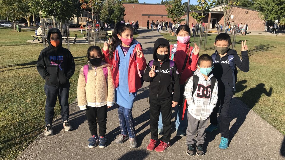 Les enfants d'Indira Sayfieva et leurs amis devant leur école à Etobicoke