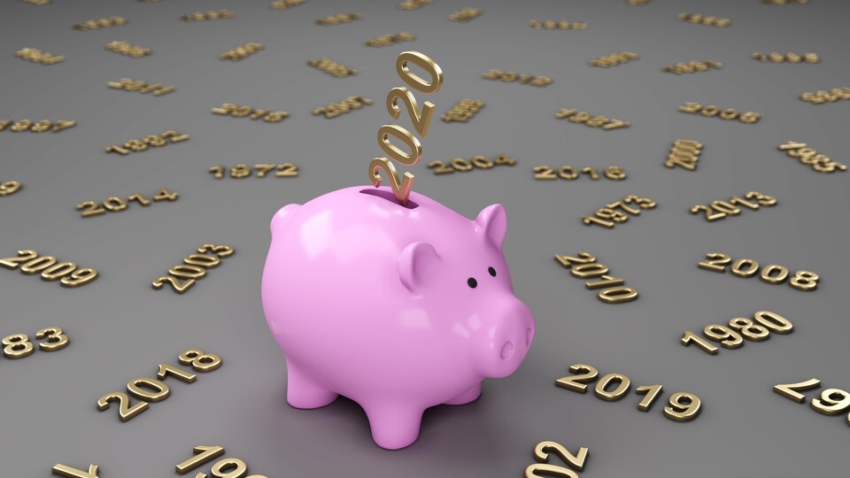 Une tirelire en forme de cochon, dans laquelle sont insérés les chiffres formant l'année 2020.