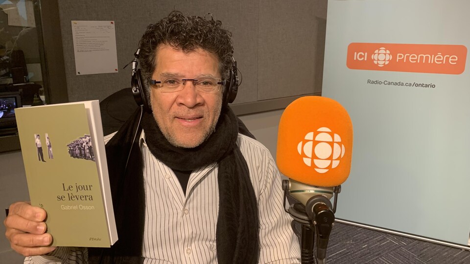 Gabriel Osson pose avec son livre "Le jour se lèvera".