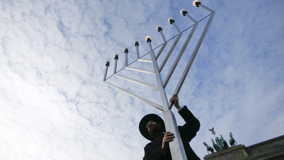 Un rabbin installe une hannoukia