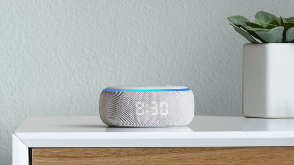 Le haut-parleur Echo Dot, d'Amazon sur une commode.