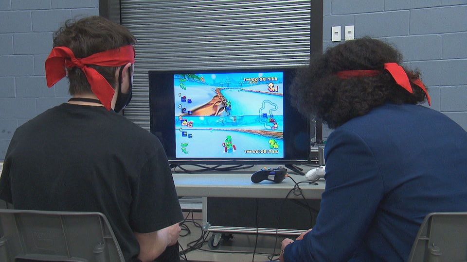 deux garçons jouent aux jeux vidéos.