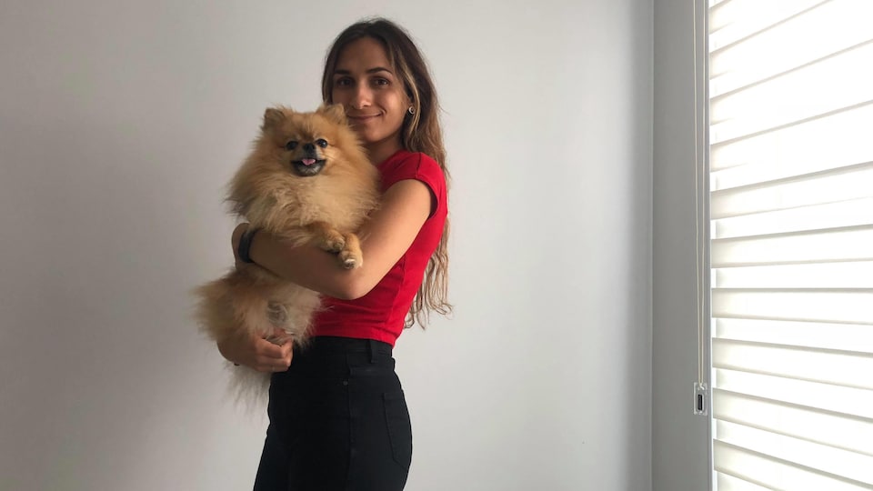 Lisa Lakreche tient son chien Lupi, un poméranien.