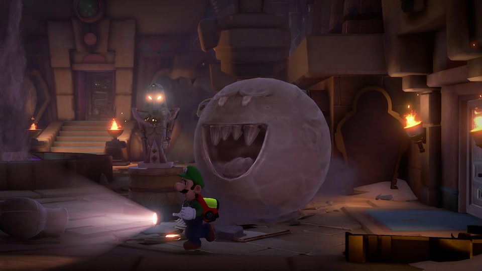 Le personnage de Luigi, muni d'une lampe de poche, se promène dans un tableau de jeu.
