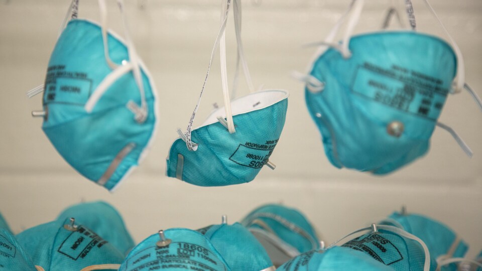 Des masques N95 décontaminés sont accrochés.