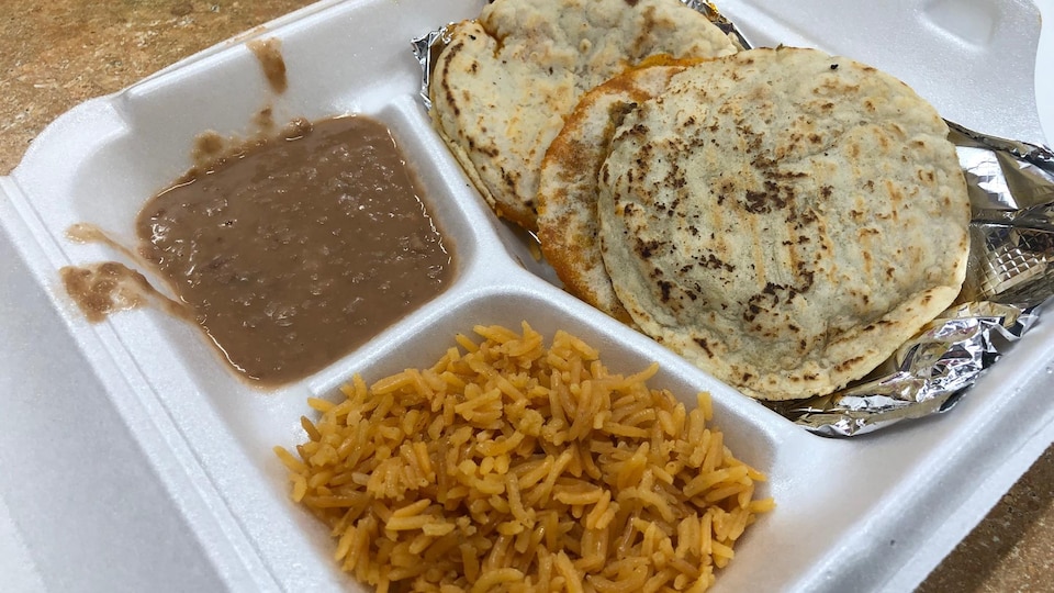 Des tacos, du riz et de frijoles du comptoir prêt-à-manger de Mennomex.