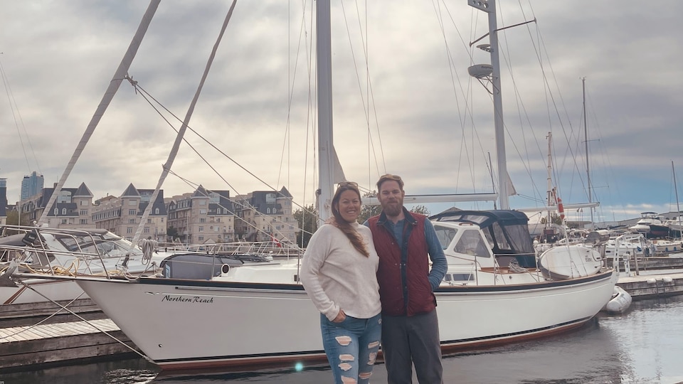 Talia Massé Dowd et Michel Savoie devant leur bateau dans une marina de Toronto.