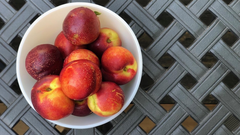 Un bol de nectarines.