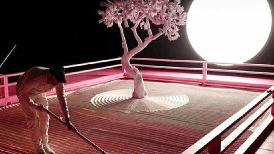 L'installation artistique "Lunar Garden" présente un arbre et la lune.