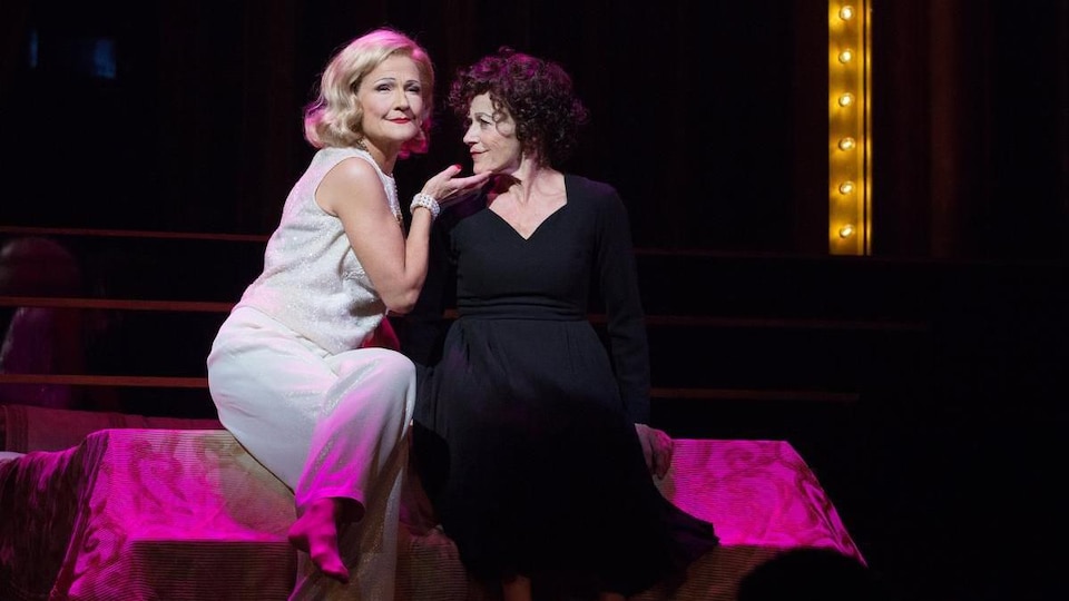 Jayne Lewis et Louise Pitre sur scène.