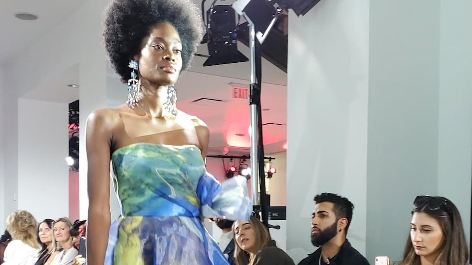 Une mannequin qui porte robe du designer TOMÉ lors d'un défilé de la Semaine de la mode de Toronto.
