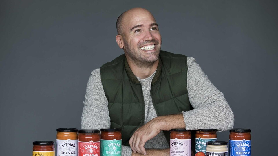 Stefano Faita pose avec sa gamme de produits.