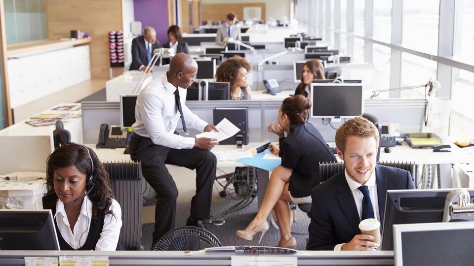 Plan général d'un bureau ou plusieurs personnes travaillent.
