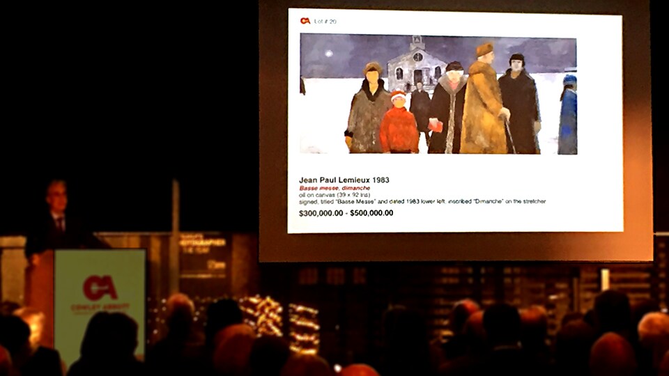 Projection de l'oeuvre "Basse messe le dimanche", de Jean-Paul Lemieux lors d'une vente aux enchères.