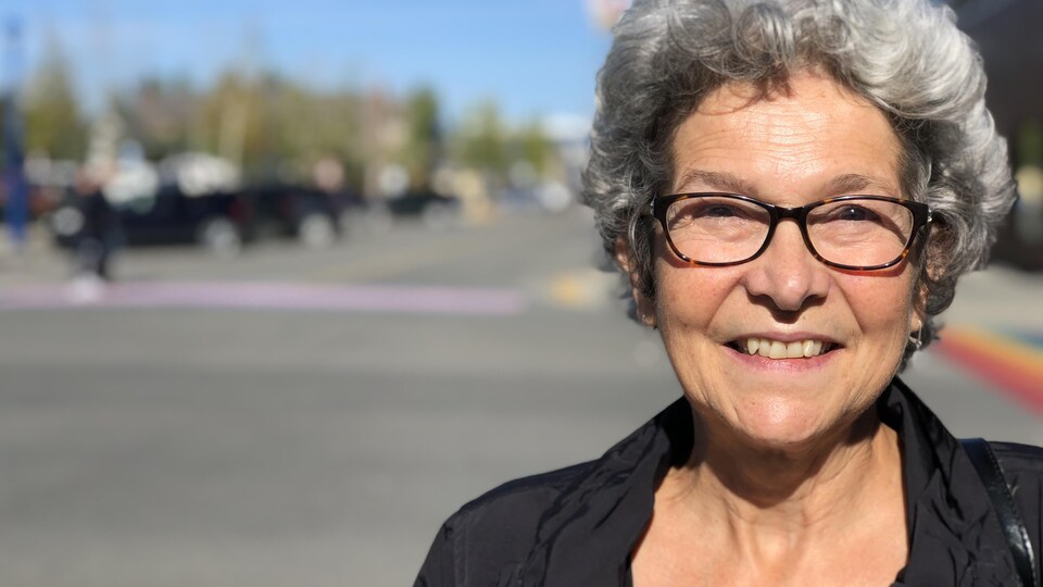 Une femme apparaît en gros plan