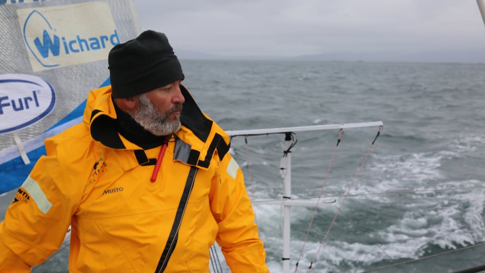 Le navigateur Yvan Bourgnon, à bord de son catamaran.