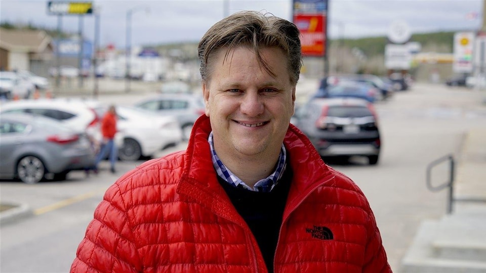 Le maire de Baie-Comeau sourit à la caméra.