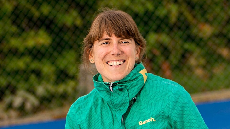 Yvette Comeau, souriante, regarde l'objectif.