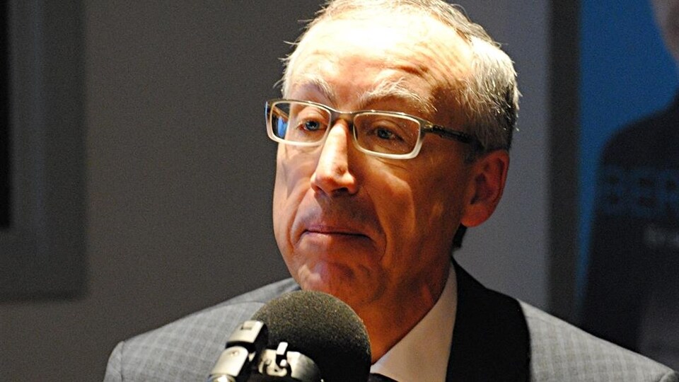 Yvon Charest en entrevue dans les studios de Radio-Canada à Québec.

