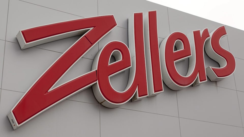 Gros plan sur l'enseigne d'un magasin Zellers.