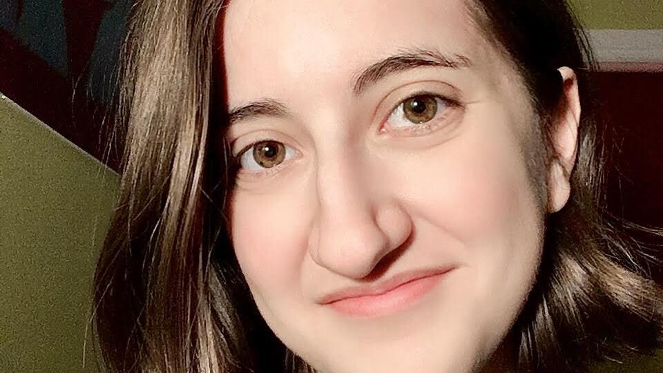 Zoé Beaulieu-Prpick dans une pièce aux murs jaunes.