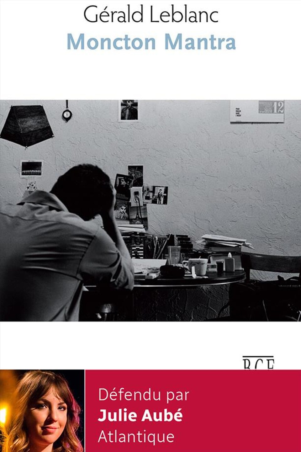 La couverture du livre Mantra montre un homme de dos à son bureau en noir en blanc.