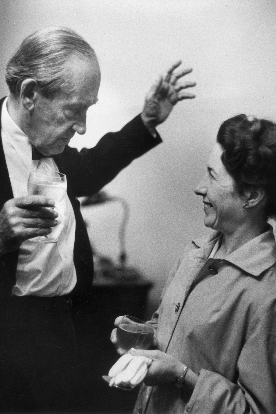 Walter Gropius avec une journaliste en 1960.