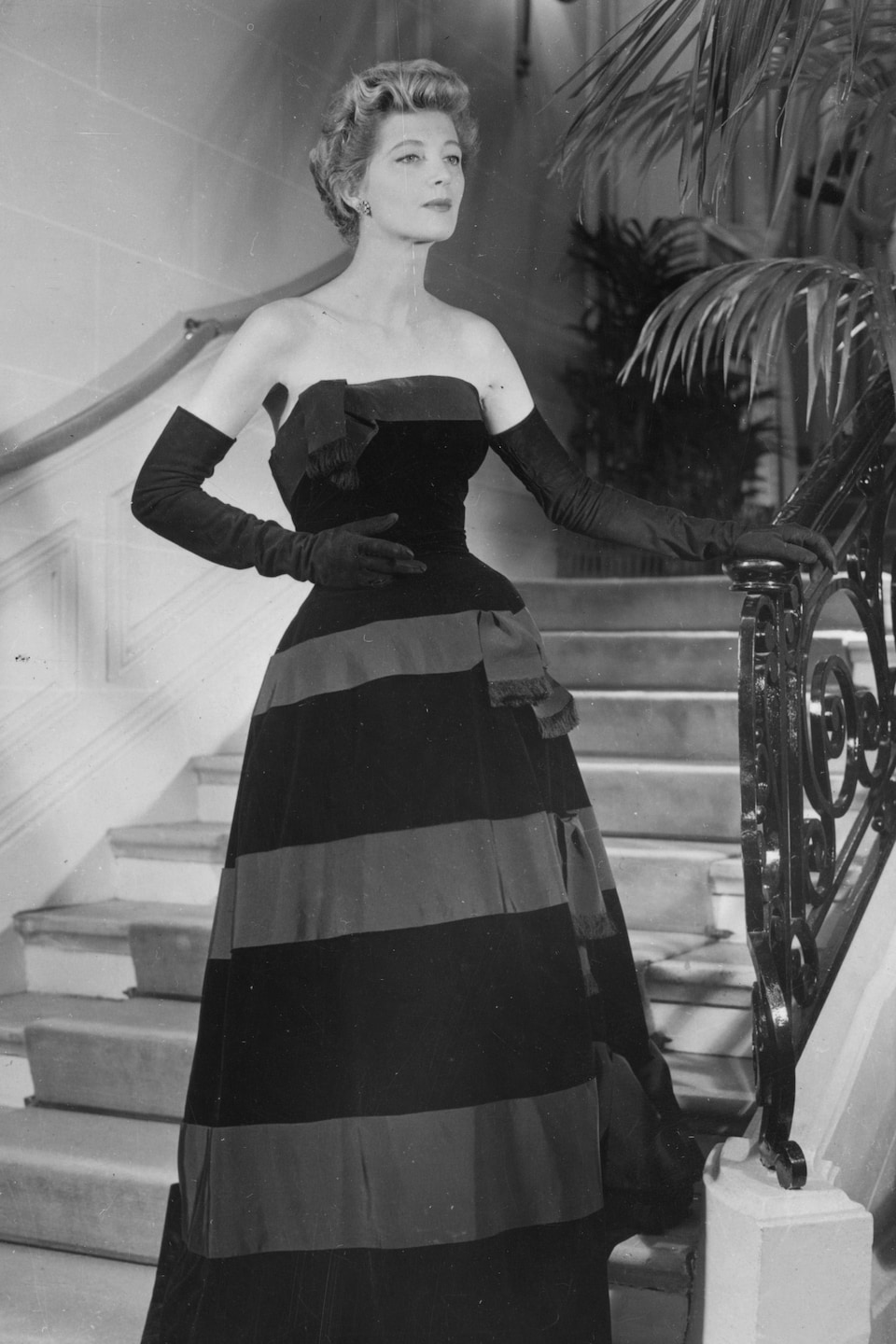 Une mannequin porte une robe de Christian Dior en août 1953.