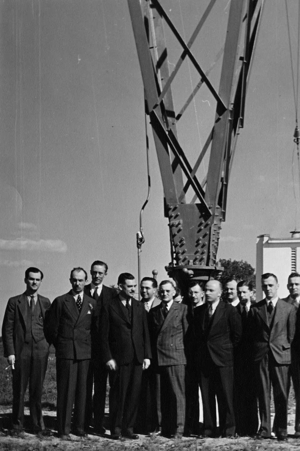 Augustin Frigon avec d'autres dignitaires devant l'émetteur de CBF à
Verchères en 1938.