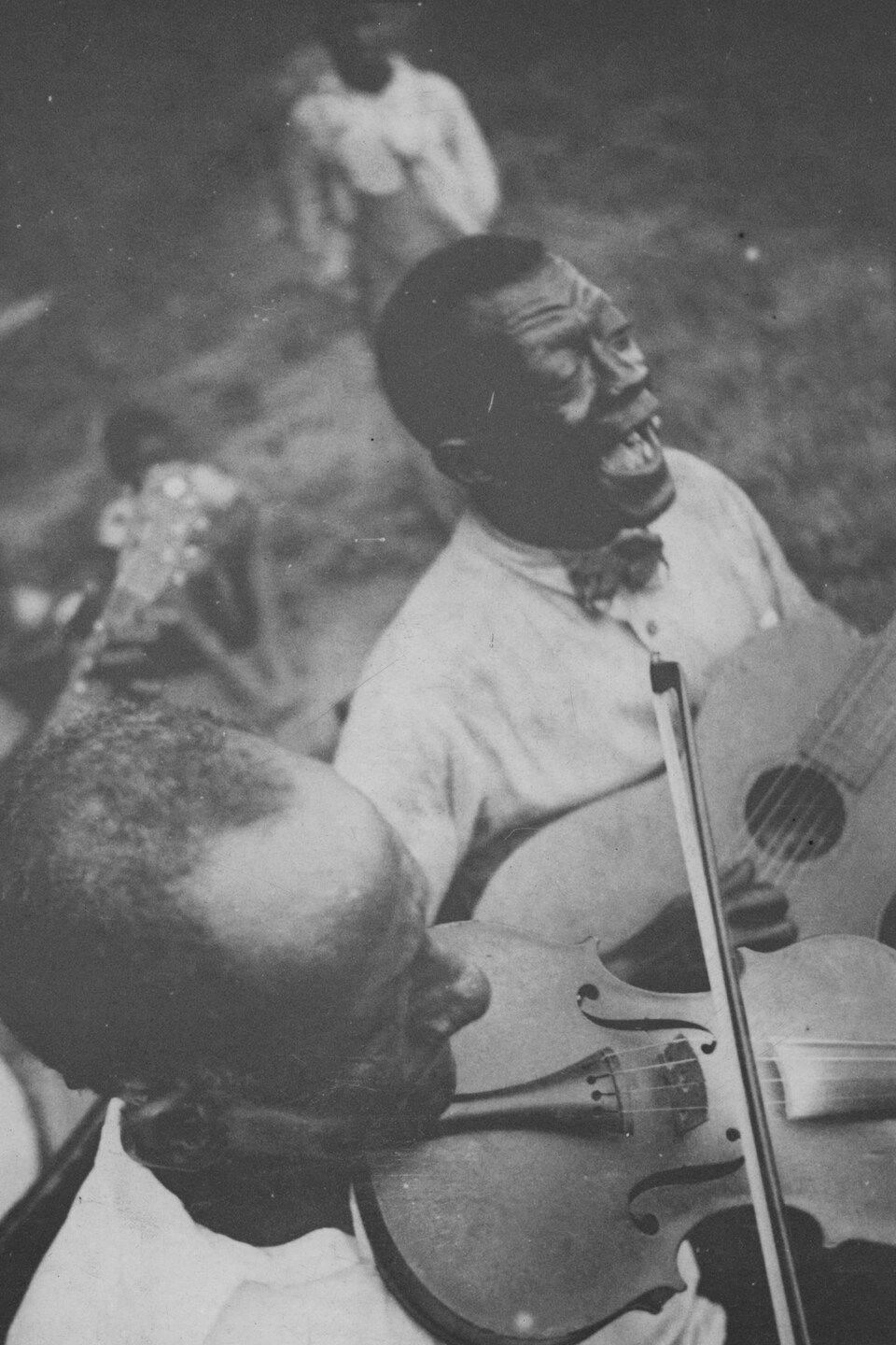 Un violoniste et un guitariste en prestation en 1934.