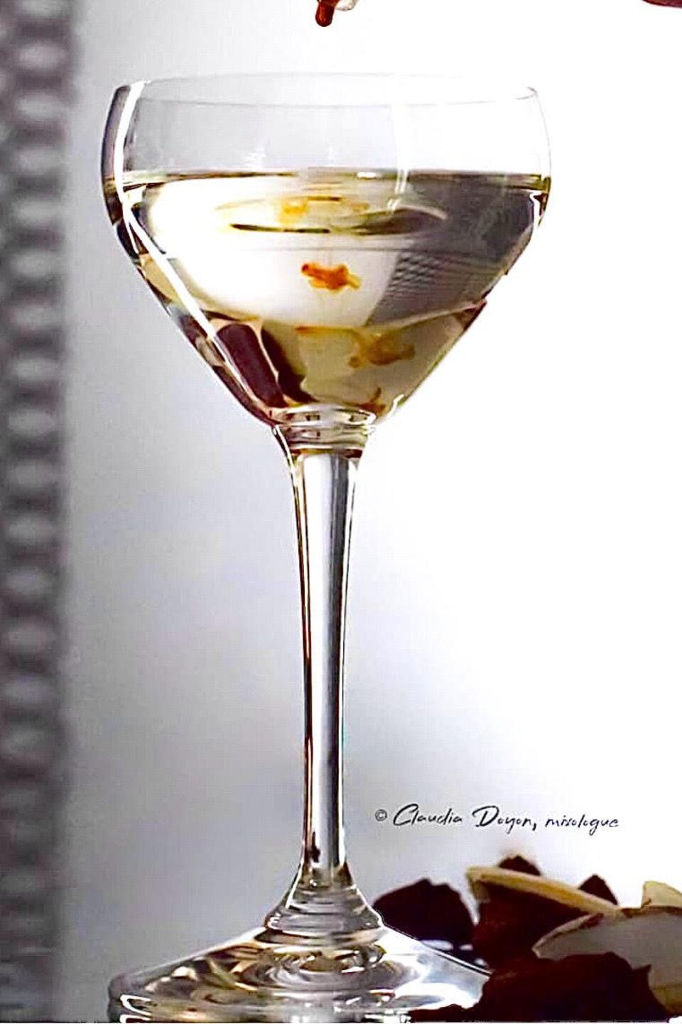 Un cocktail servi dans un verre. 