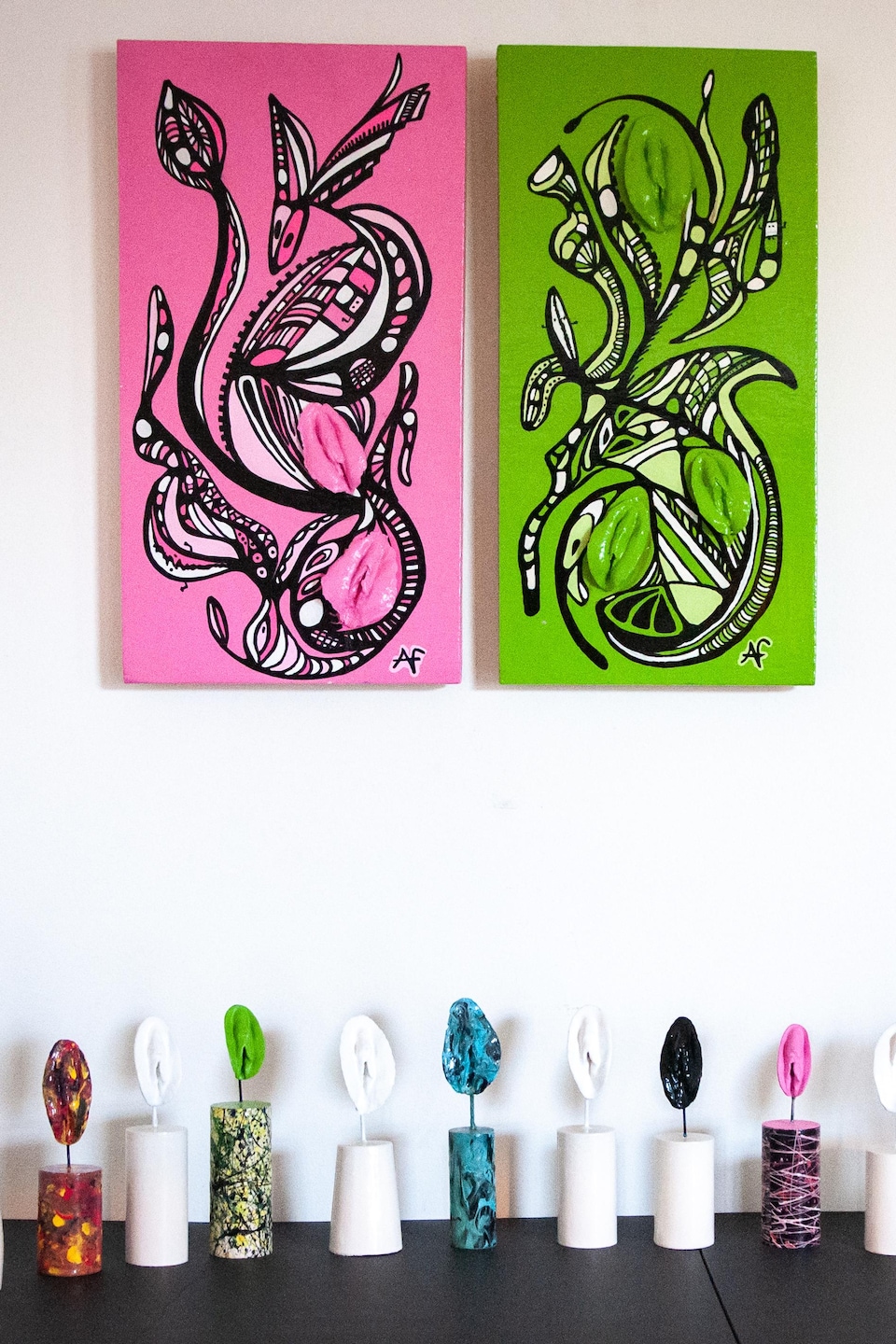 Des sculptures, des boucles d'oreille et des peintures mettant en valeur la vulve.