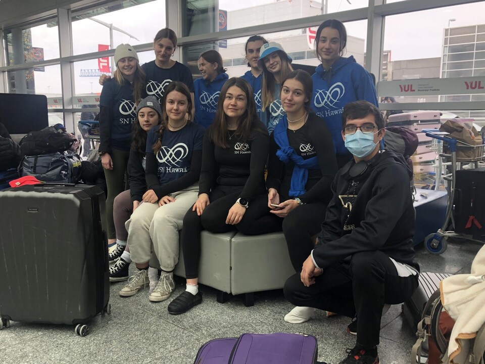 Photo de plusieurs jeunes à l'aéroport où ils sont bloqués depuis le 23 décembre.