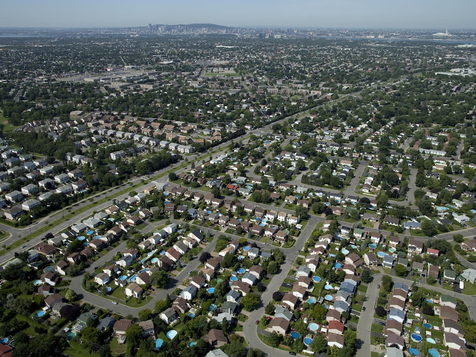 Les banlieues s'étalent de plus en plus, comme le montre cette photo aérienne de Montréal et ses environs.