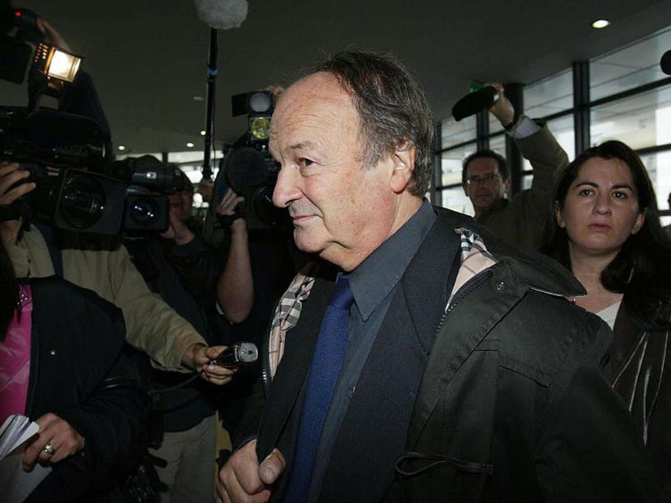 L'homme dans la soixantaine est vu parmi de nombreux journalistes au palais de justice de Grenoble.