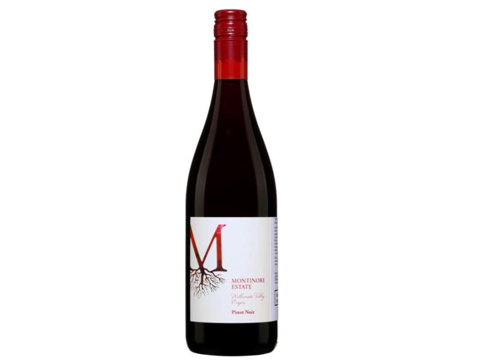 Une bouteille de vin rouge.