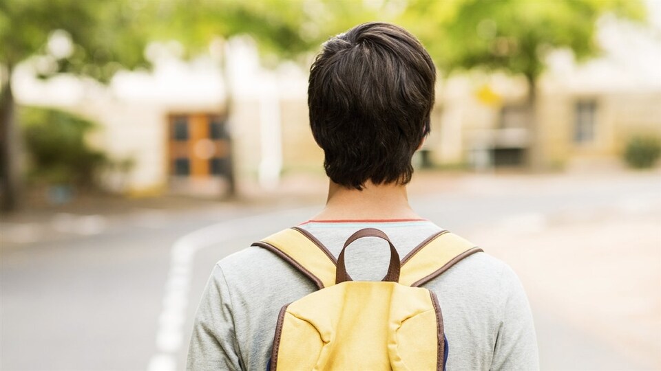 Un étudiant avec son sac à dos
