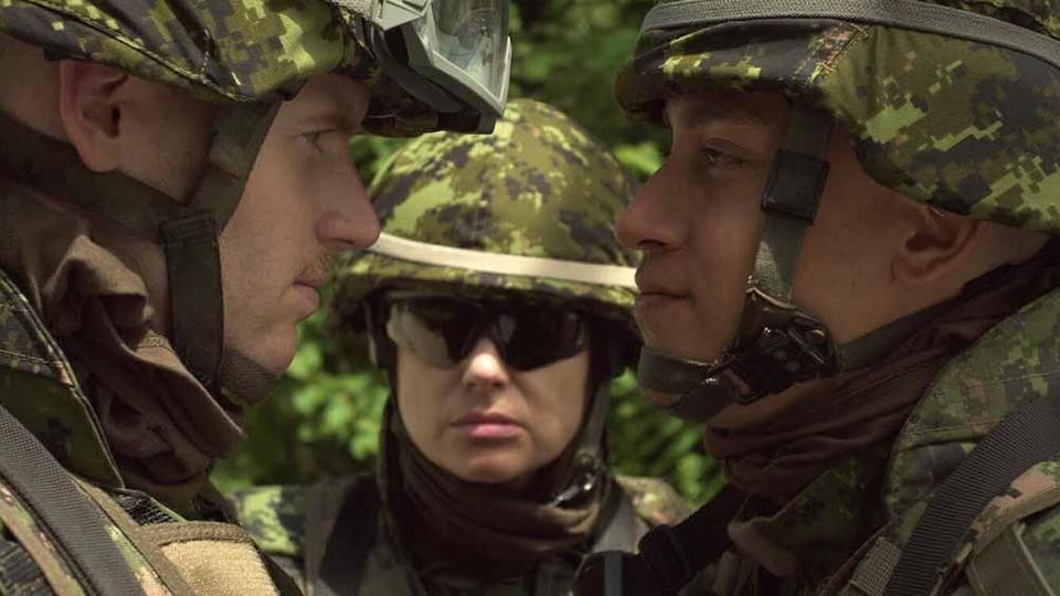 Image montre deux soldats, face à face, dans le film Quebexit.