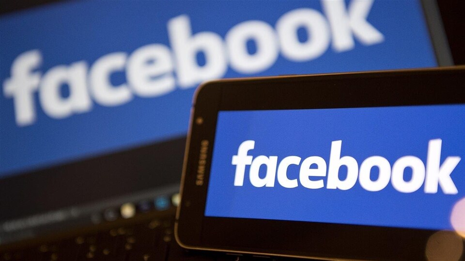 Le logo de Facebook sur deux écrans.